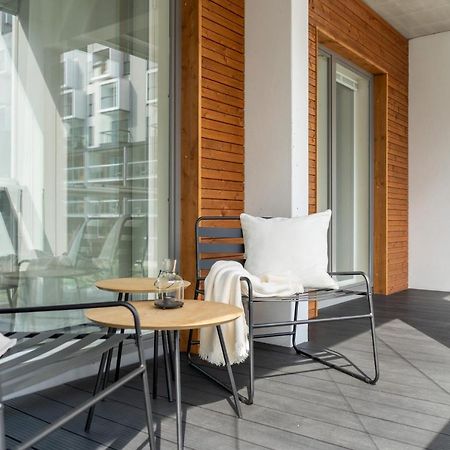 Iso Aurinkoinen Parveke Ja Hyvaet Yhteydet Helsínquia Exterior foto