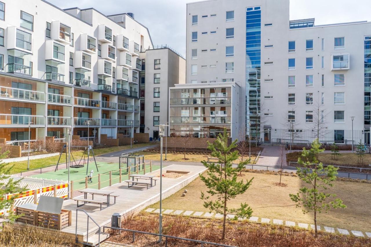 Iso Aurinkoinen Parveke Ja Hyvaet Yhteydet Helsínquia Exterior foto