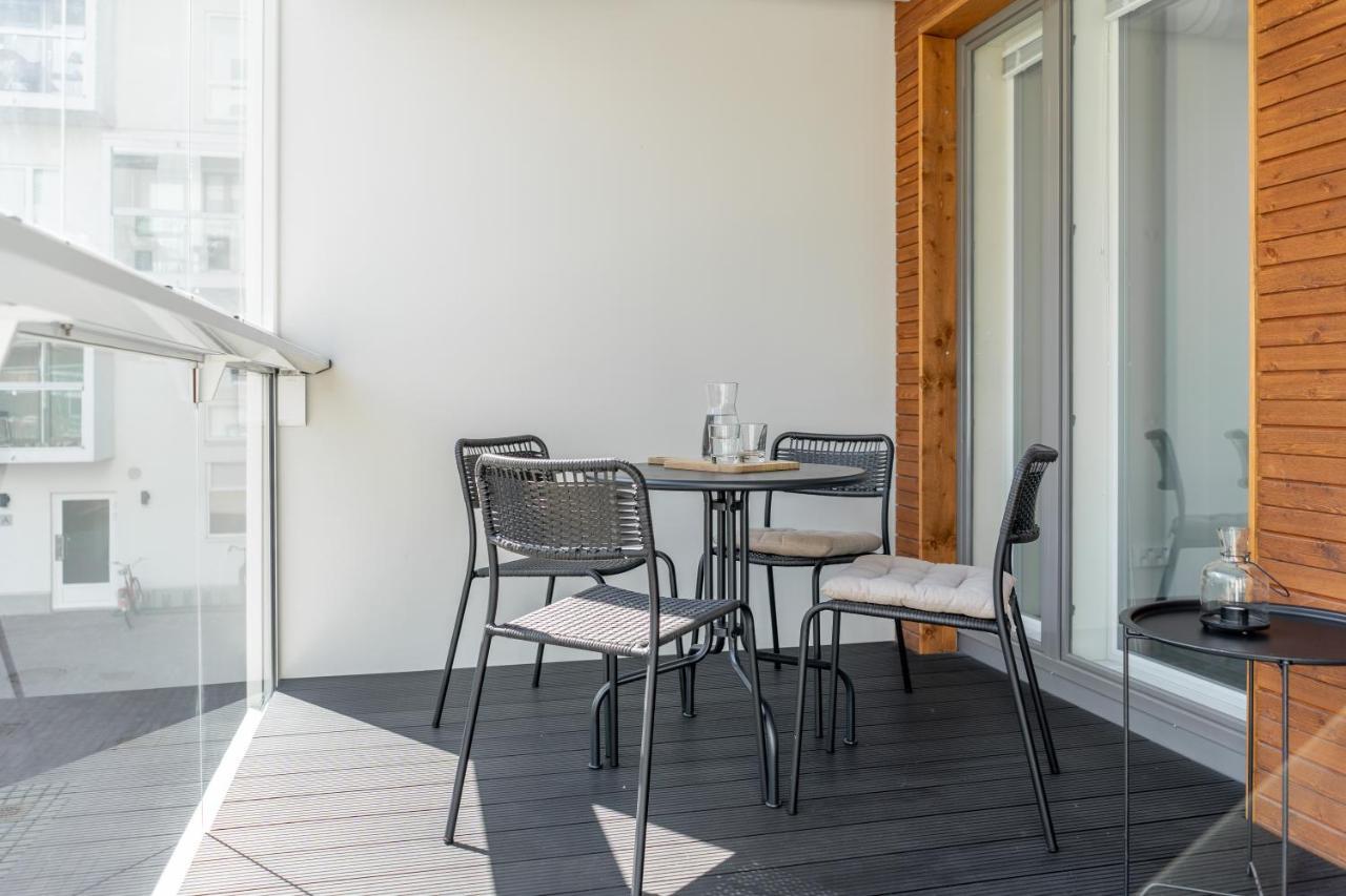 Iso Aurinkoinen Parveke Ja Hyvaet Yhteydet Helsínquia Exterior foto